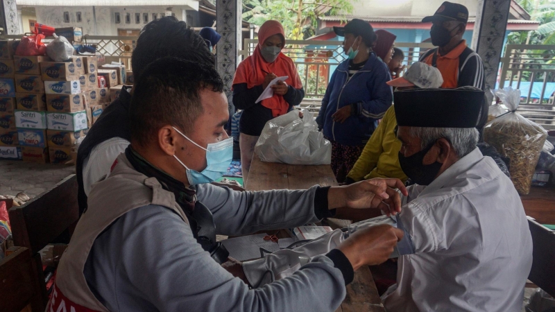 Chequeo médico en un refugio temporal