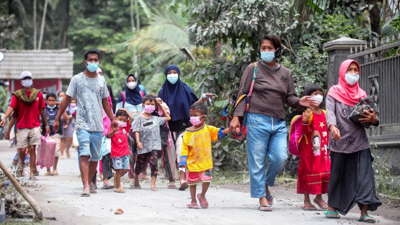 Los ciudadanos huyen de sus residencias a lugares más seguros después de la erupción.