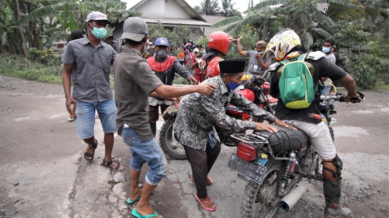 Funcionarios y voluntarios evacuando a la gente a lugares más seguros.