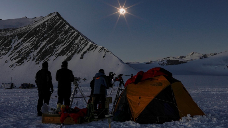 Un grupo de científicos observa el eclipse solar total