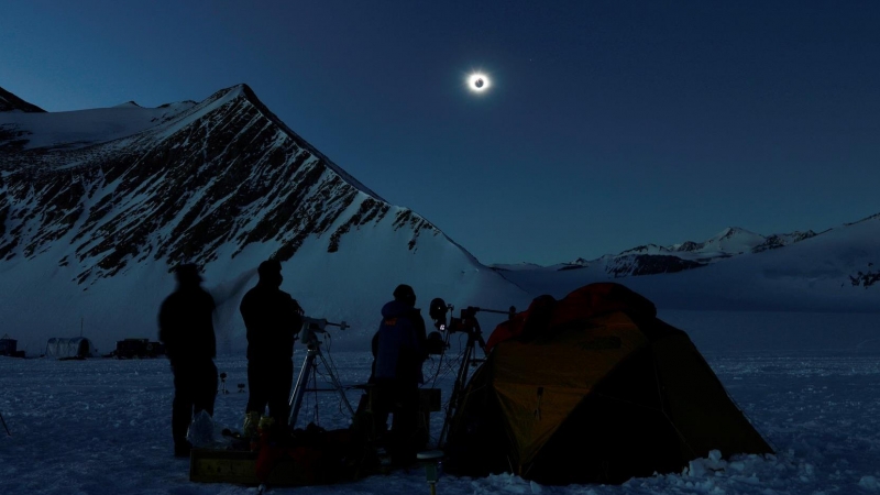 Un grupo de científicos observa el eclipse solar total