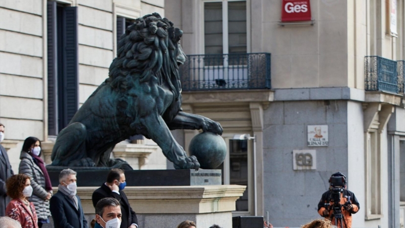 La presidenta del Congreso, Meritxell Batet (2d) pronuncia un discurso en la escalinata de la Puerta de los Leones acompañada del presidente del Gobierno, Pedro Sánchez (3i); de la presidenta del Senado, Pilar Llop (3d), de miembros del Gobierno, de la Me