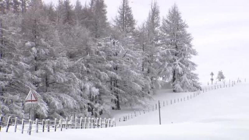 La nieve, el viento y oleaje ponen en aviso a cerca de una veintena de provincias.