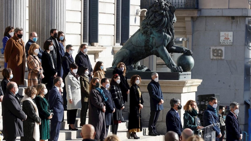 La presidenta del Congreso, Meritxell Batet (d) junto al presidente del Gobierno, Pedro Sánchez, preside el acto institucional celebrado con motivo de 43 aniversario de la Constitución, este lunes en el exterior del Congreso, debido a la pandemia de coron