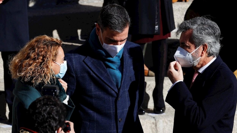 La presidenta del Congreso, Meritxell Batet, conversa con el presidente del Gobierno, Pedro Sánchez, y el presidente del Consejo General del Poder Judicial (CGPJ), Carlos Lesmes, durante el acto institucional celebrado con motivo de 43 aniversario de la C