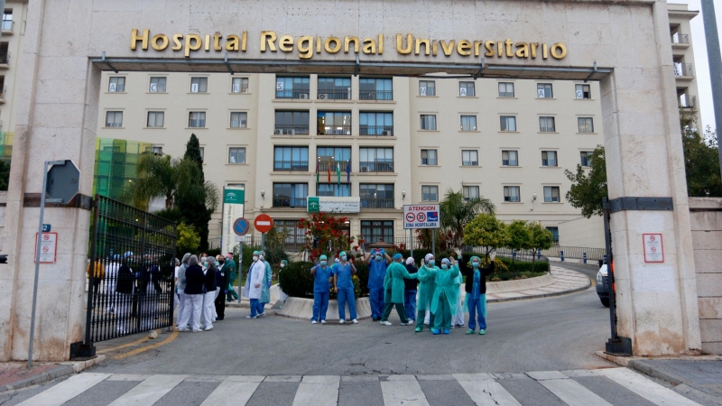 ARCHIVO. Bomberos realizan junto a trabajadores de Correos el aplauso a los sanitarios, en la puerta principal del Hospital Regional de Málaga, por el trabajo que están realizando dichos sanitarios, a causa de la pandemia sufrida por el COVID-19. Málaga a