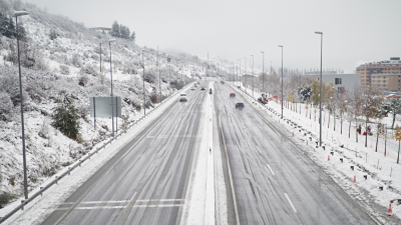 Una carretera nevada, a 28 de noviembre de 2021, en Pamplona, Navarra.