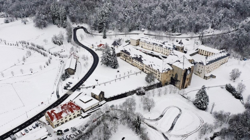 Imagen tomada desde un dron de la Colegiata de Roncesvalles cubierta de nieve tras los últimos temporales que han afectado a la zona.