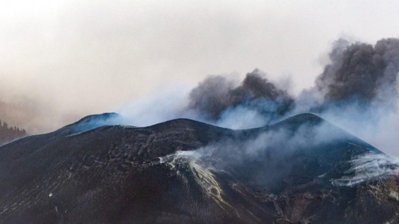 El volcán de Cumbre Vieja, en La Palma, cesó su actividad explosiva este viernes por la tarde, lo que permite verlo con más claridad .