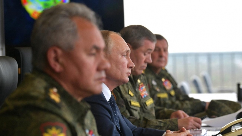 El presidente ruso, Vladimir Putin, junto al ministro de Defensa, Sergei Shoigu, en Moscú el pasado 13 de septiembre de 2021.