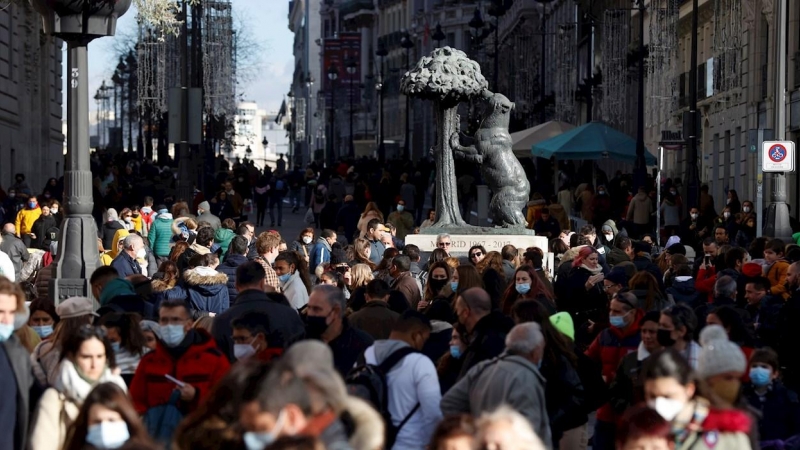 05/12/2021.- Vista del ambiente pre-navideño en la Puerta del Sol por la calle Alcalá en Madrid este domingo 5 de diciembre.