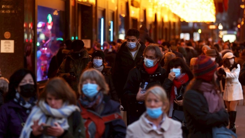 Ciudadanos con mascarillas pasean por una calle de París.