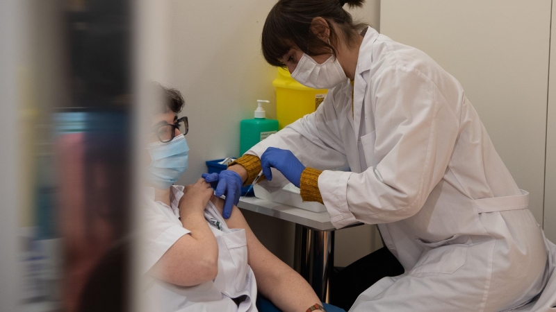 Una sanitària de l'Hospital Clínic rep la tercera dosi de la vacuna contra la Covid-19.