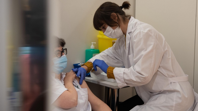 Una sanitària de l'Hospital Clínic rep la tercera dosi de la vacuna contra la Covid-19.