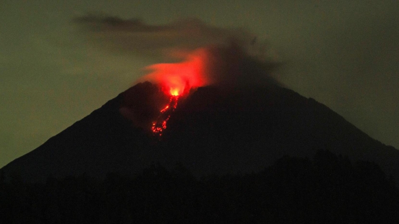 07/12/21. El volcán Semeru (Indonesia) en erupción.