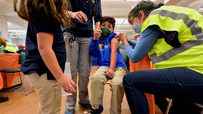 Un niño recibe la dosis de Pfizer en EEUU.