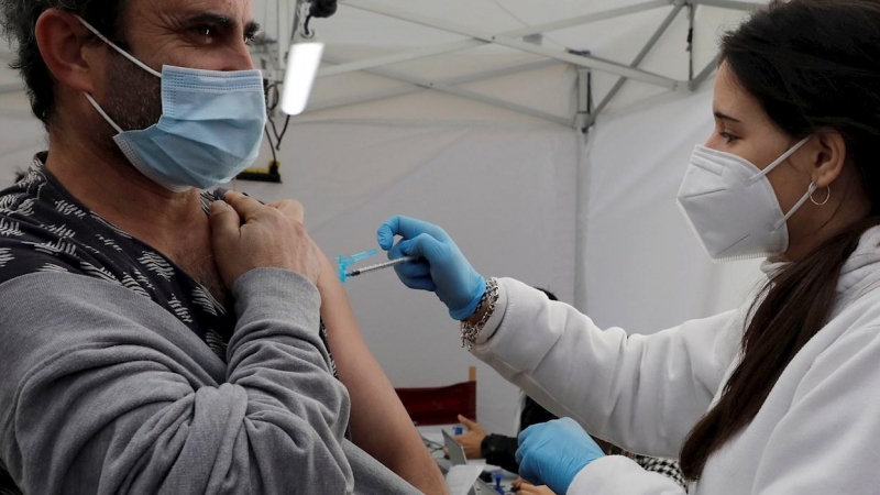 Cientos de personas se han vacunado este martes en el punto de vacunación móvil contra la covid-19 instalado por la Conselleria de Sanidad en la plaza de Manises de Valencia, junto al Palau de la Generalitat, donde desde el sábado han acudido 2.076 person