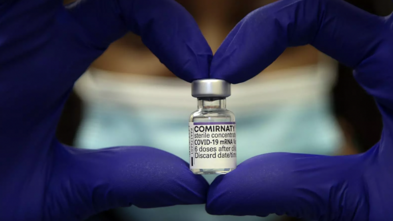 Un vial de la vacuna contra la covid-19 en Londres, la capital de Reino Unido.