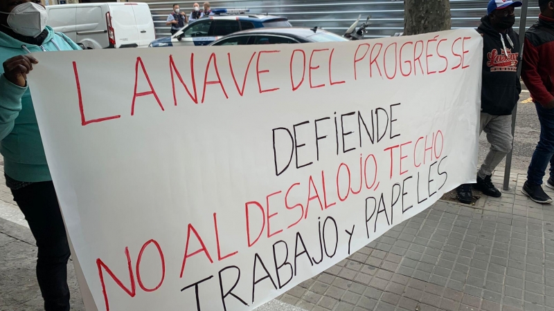 Protesta contra l'ordre de desallotjament de la nau del carrer Progrés de Badalona.