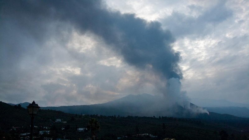 Vistas del volcán de Cumbre Vieja este martes 7 de diciembre de 2021 desde el mirador de Tajuya, con columna de ceniza en dirección norte/noreste y posible afección al lado oriental de la isla y aeropuerto.