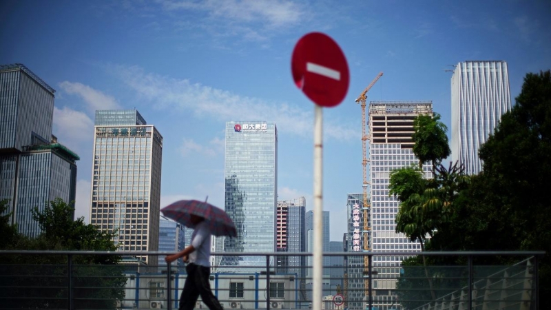 Un hombre pasa junto a una señal de dirección prohibida, en las próximidades de la sede central de Evergrande, en Shenzhen, en la provincia de Guangdong. REUTERS/Aly Song