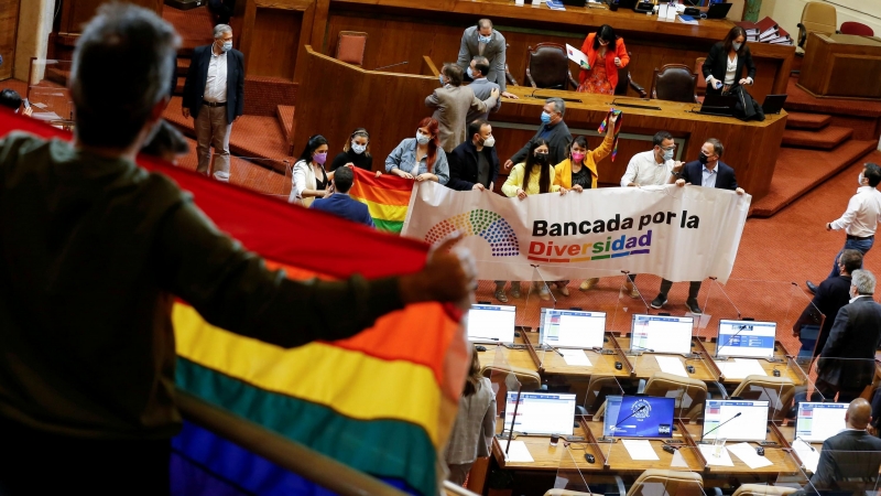 07/12/2021 La gente reacciona en la Cámara de Diputados mientras el Senado vota para aprobar un proyecto de ley de matrimonio entre personas del mismo sexo en Valparaíso, Chile
