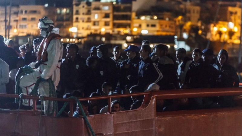 La Salvamar Talía llega al puerto de Arguineguín con varios migrantes a 14 de septiembre de 2021 en Gran Canaria.