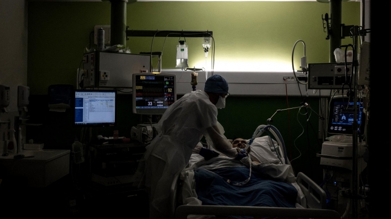 Imagen de archivo de una UCI con pacientes covid-19.