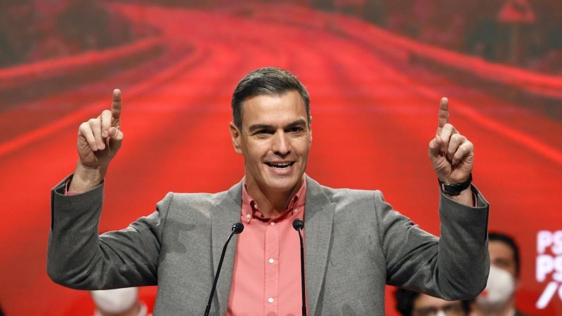 El presidente del Gobierno, Pedro Sánchez, interviene durante el acto de clausura del 14 Congreso Nacional del PSdG-PSOE.