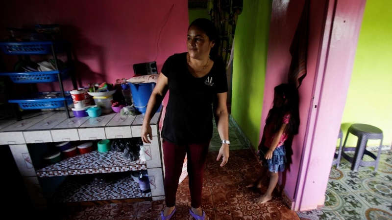 María Bonilla, mujer productora de café en Honduras. Sus cuatro hijos que han migrado a EEUU.