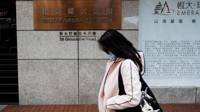 Una mujer pasa por delante de la entrada del China Evergrande Centre, en Hong Kong. REUTERS/Tyrone Siu