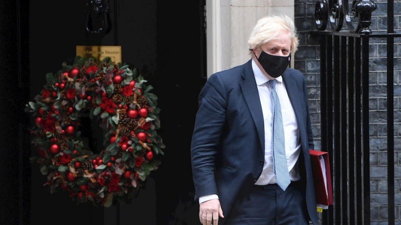 El primer ministro británico Boris Johnson sale de Downing Street para asistir a las preguntas del primer ministro (PMQ) en Londres, Reino Unido, el 8 de diciembre de 2021. Johnson enfrenta preguntas en medio de acusaciones de que el personal de Downing S