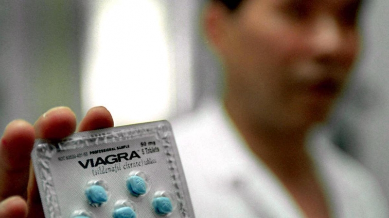 Un médico chino muestra una caja de Viagra en un hospital de Shanghai el 5 de julio de 2000.