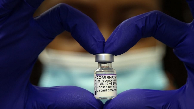 Una enfermera sostiene un vial de la vacuna Pfizer/BioNTech en Londres, el 5 de diciembre de 2021.