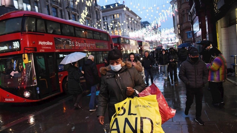 Vista de ciudadanos paseando por Londres el martes 7 de diciembre de 2021.