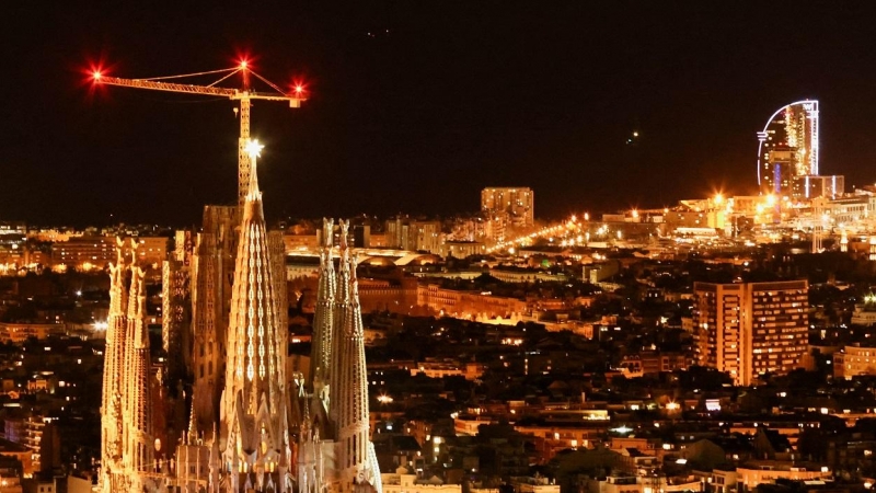 Vista general de la Sagrada Familia y su nueva torre, la última incorporación al templo diseñado por Antoni Gaudi, en Barcelona. REUTERS/Nacho Doce