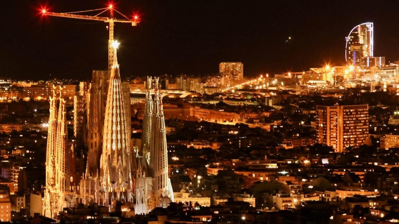 Vista general de la Sagrada Familia y su nueva torre, la última incorporación al templo diseñado por Antoni Gaudi, en Barcelona. REUTERS/Nacho Doce