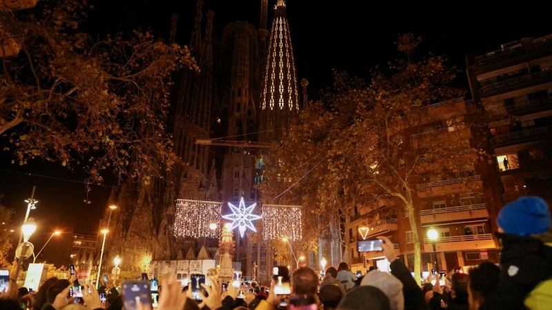 Decenas de personas concentradas para observar la iluminación de la nueva estrella colocado en lo alto de la Sagrada Familia, en Barcelona. REUTERS/Nacho Doce