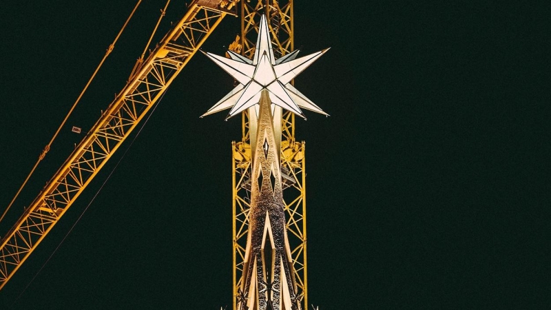Detalle de la nueva estrella colocada en lo alto del templo de la Sagrada Familia, en Barcelona. Matthias Oesterle/ZUMA Press Wire/dpa