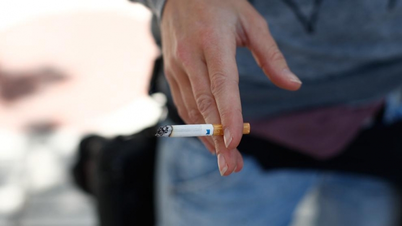 Sanidad propone subir los impuestos del tabaco y prohibir fumar en los coches