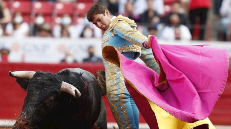 Fotografía que muestra al torero mexicano José Miguel Arellano en la Guadalupana, el festejo taurino mas importante del año en México.