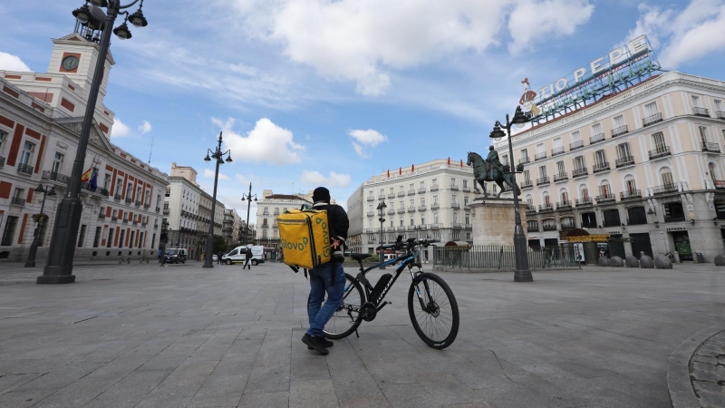 Un repartidor de la empresa Glovo en la Puerta del Sol.