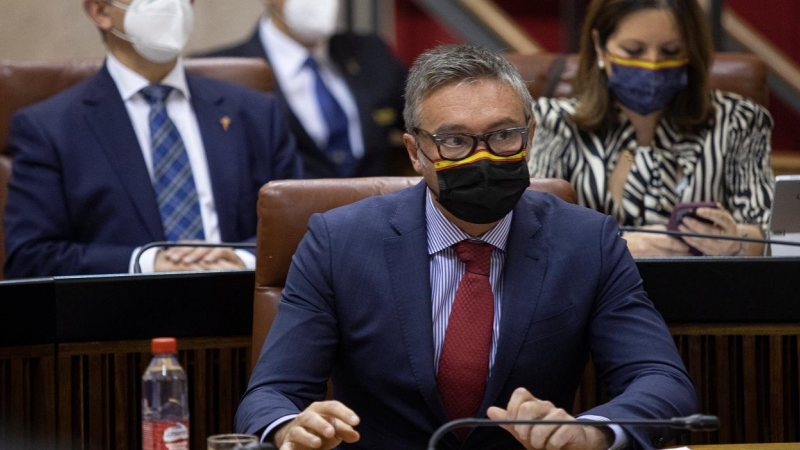 El portavoz del grupo parlamentario Vox, Manuel Gavira, en una sesión de control al Gobierno, en el Pleno del Parlamento de Andalucía. E.P./María José López