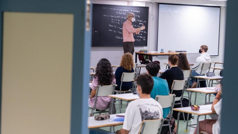 Alumnos del primer curso de la Escuela de Ingenieros de Sevilla en aulas habilitadas con las medidas preventivas por la covid, a 28 de septiembre de 2020 en Sevilla.