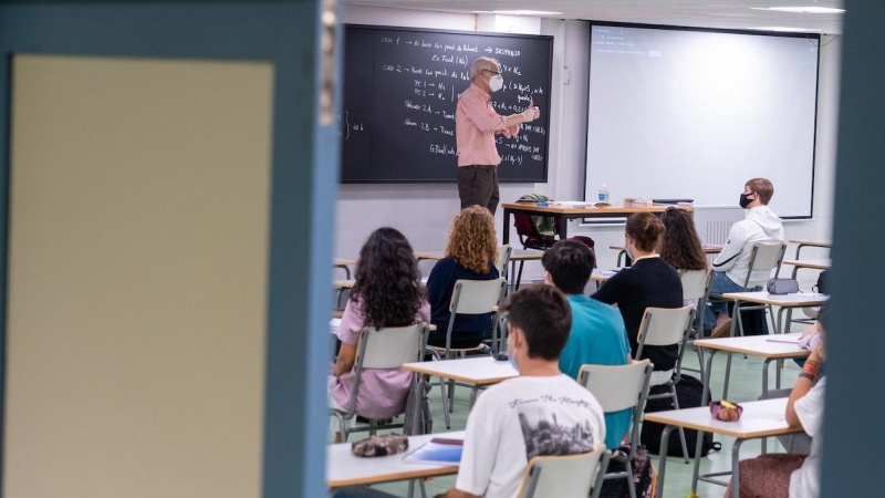 Alumnos del primer curso de la Escuela de Ingenieros de Sevilla en aulas habilitadas con las medidas preventivas por la covid, a 28 de septiembre de 2020 en Sevilla.