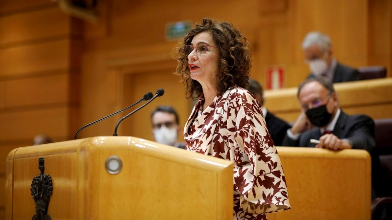 09/12/2021.- La ministra de Hacienda, María Jesús Montero, comparece ante el pleno en el Senado que debate este jueves los vetos presentados al proyecto de ley de presupuestos generales del Estado de 2022. EFE/David Fernández