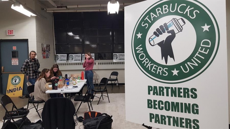 Miembros del comité organizativo para la constitución del primer sindicato de Starbucks este miércoles 8 de diciembre de 2021.