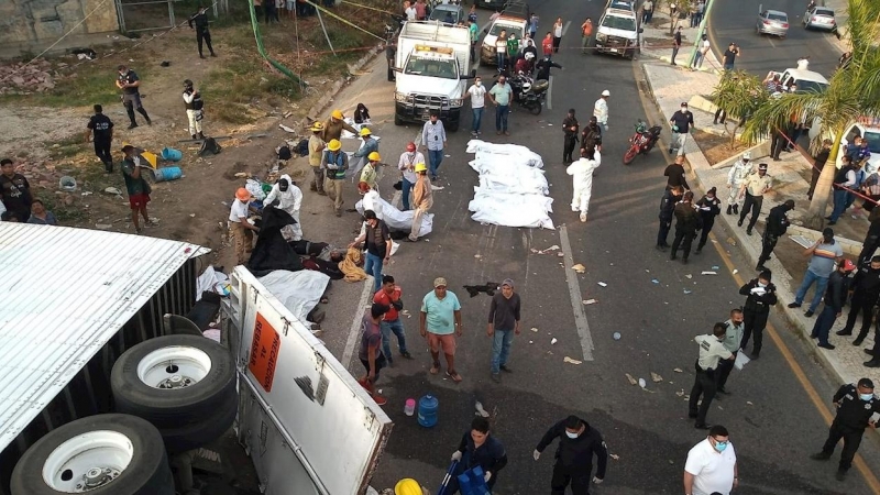 Rescatistas y autoridades trabajan en la zona del accidente en el municipio Chiapa de Corzo.