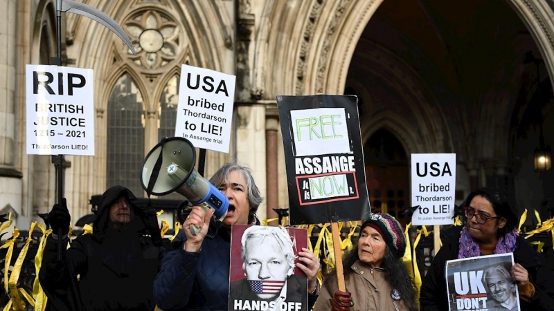 Partidarios de Julian Assange a las afueras del Tribunal Superior de Londres, este viernes.