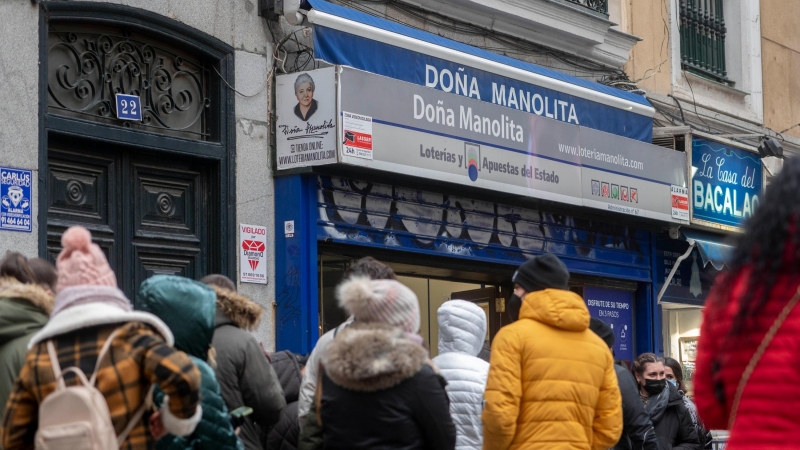 07/12/2021 Varias personas hacen cola en la Administración de Loterías 'Doña Manolita'